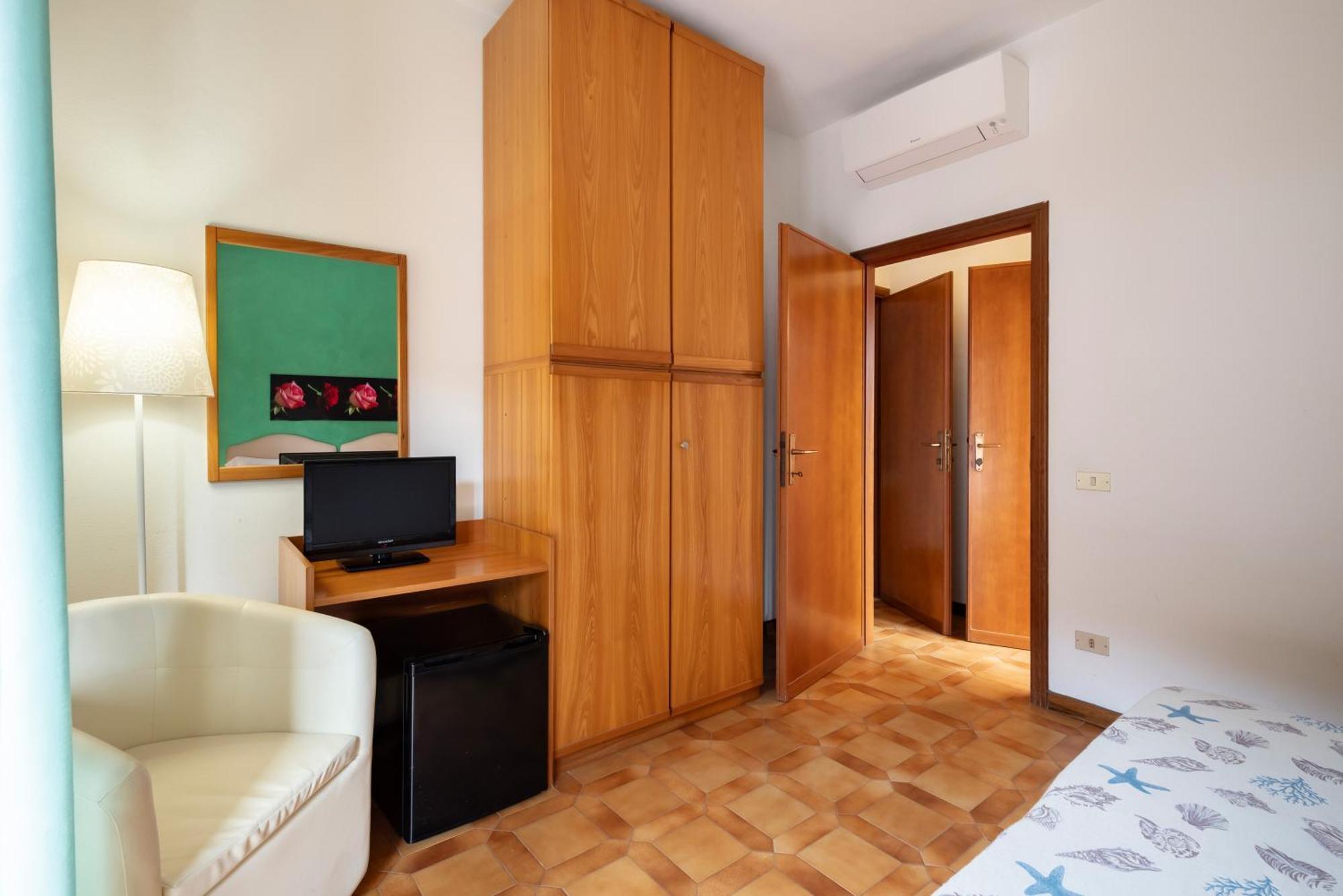 Hotel Parco Dei Pini - 100Mt Dal Mare Follonica Extérieur photo