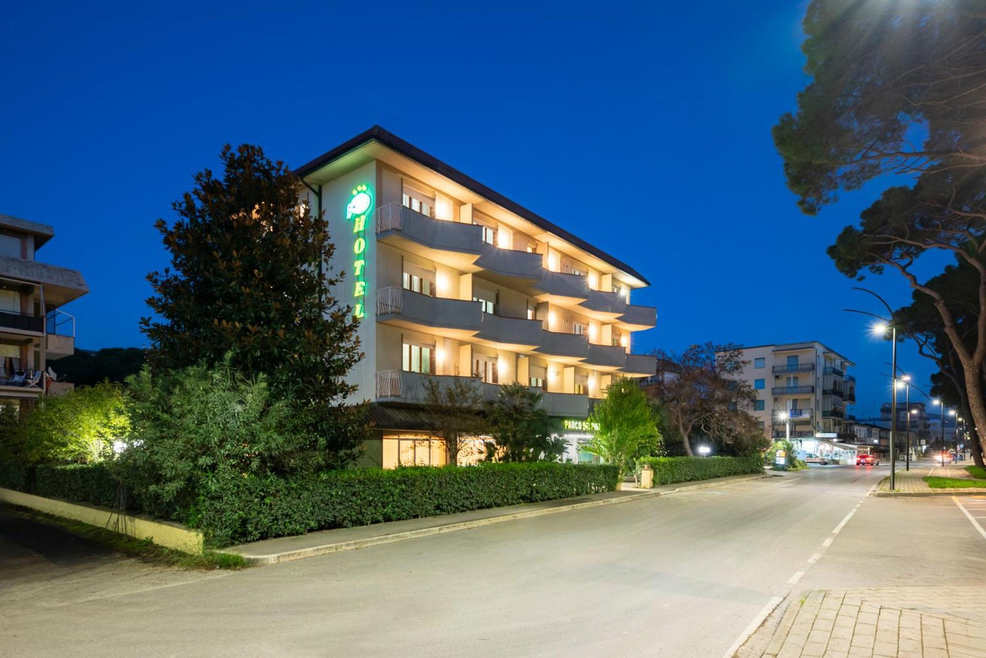 Hotel Parco Dei Pini - 100Mt Dal Mare Follonica Extérieur photo